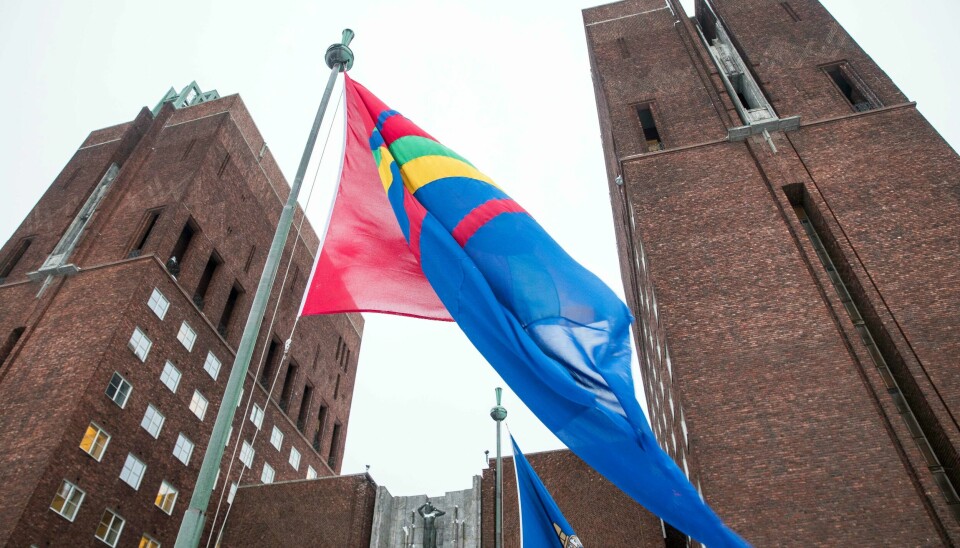Det samiske flagget blir heist på Oslo Rådhus i forbindelse med samefolkets dag. Snart kan flagget bli heist på Oslove rådhus. Samisk flagg foran rådhuset