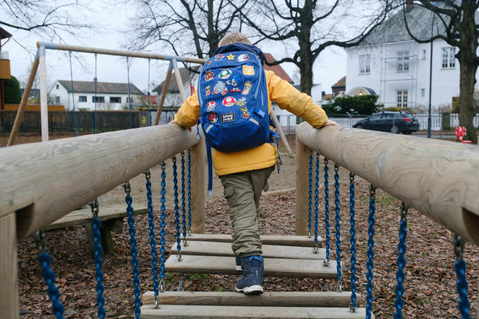 I Back2School må barn nedi åtteårsalderen svare på spørsmål som fagfolk mener kan oppfattes belastende. Bildet er et illustrasjonsfoto. Barn med blå sekk alene på en lekeplass.