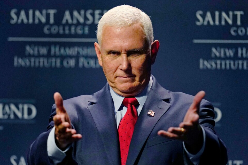 Mike Pence skriver at han var sint da Kongressen ble stormet. Mike Pence skriver at han var sint da Kongressen ble stormet. Foto: Charles Krupa / AP / NTB
