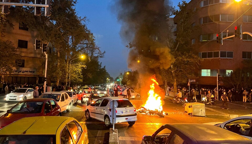 En politimotorsykkel i flammer under en protest etter dødsfallet til Mahsa Amini i september i år. Omfattende protester preger ennå Iran. En politimotorsykkel i flammer under en protest etter dødsfallet til Mahsa Amini i september i år. Omfattende protester preger ennå Iran.