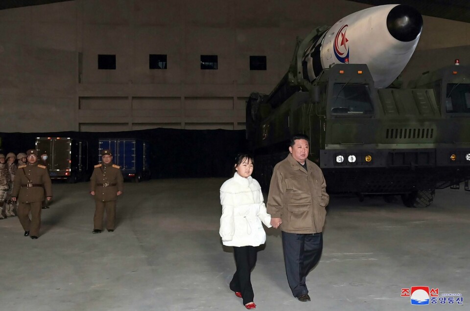 Dette bildet fra Nord-Koreas regjering viser Kim Jong-un sammen med datteren, foran en rakett på flyplassen i Pyongyang fredag. Dette bildet fra Nord-Koreas regjering viser Kim Jong-un sammen med datteren, foran en rakett på flyplassen i Pyongyang fredag. Foto: KCNA / AP / NTB