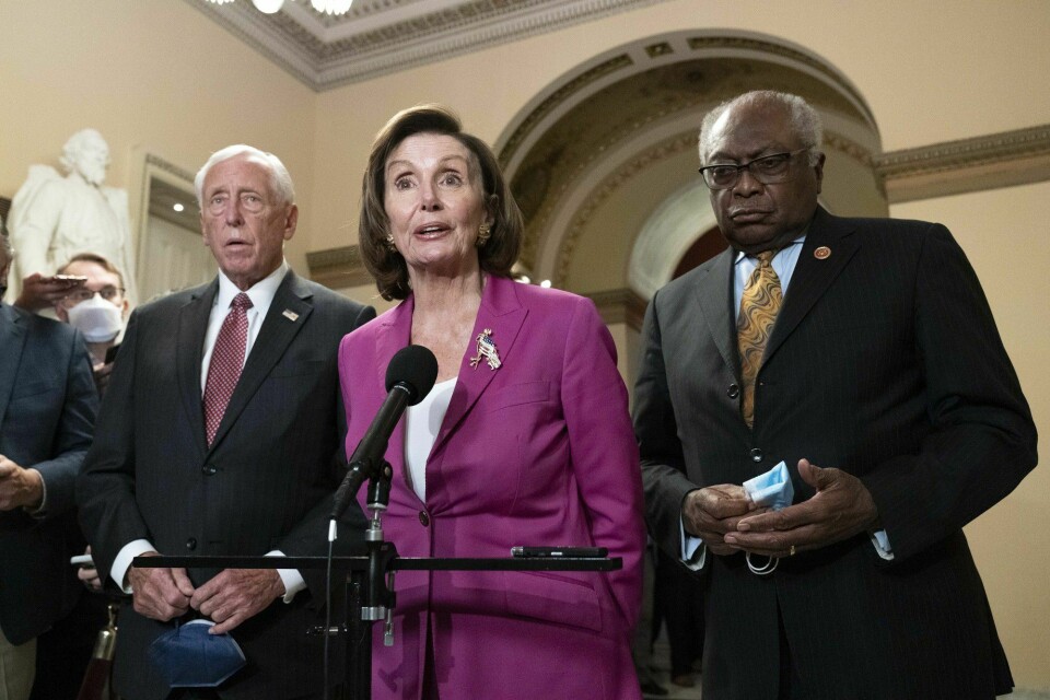 Hele den demokratiske ledertrioen i Representantenes hus de siste årene er i 80-årene. Nå trer de til side i ledelsen. Her er Nancy Pelosi flankert av Steny Hoyer og James Clyburn i et bilde fra 2021. Hele den demokratiske ledertrioen i Representantenes hus de siste årene er i 80-årene. Nå trer de til side i ledelsen. Her er Nancy Pelosi flankert av Steny Hoyer og James Clyburn i et bilde fra 2021.