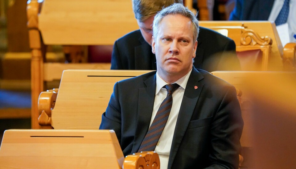 Samferdselsminister Jon-Ivar Nygård (Ap) vil oppnå mye med oppdelingen av togtilbudet på Østlandet i to kontrakter. Ett av de sentrale målene er «lavere statlige utgifter», går det fram av et brev unntatt offentlighet, fra Samferdselsdepartementet til Jernbanedirektoratet. Samtidig vil regjeringen ha både flere reisende og et bedre rutetilbud. Samferdselsminister Jon-Ivar Nygård (Ap) vil oppnå mye med oppdelingen av togtilbudet på Østlandet i to kontrakter. Ett av de sentrale målene er «lavere statlige utgifter», går det fram av et brev unntatt offentlighet, fra Samferdselsdepartementet til Jernbanedirektoratet. Samtidig vil regjeringen ha både flere reisende og et bedre rutetilbud.