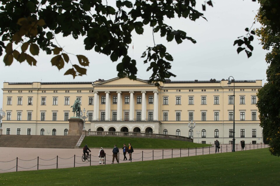 Det svenske slottet har fått solcellepaneler på taket, men i Norge konkluderte Statsbygg med at et slikt anlegg ville blitt for tungt. Det svenske slottet har fått solcellepaneler på taket, men i Norge konkluderte Statsbygg med at et slikt anlegg ville blitt for tungt. Foto: Terje Bendiksby / NTB