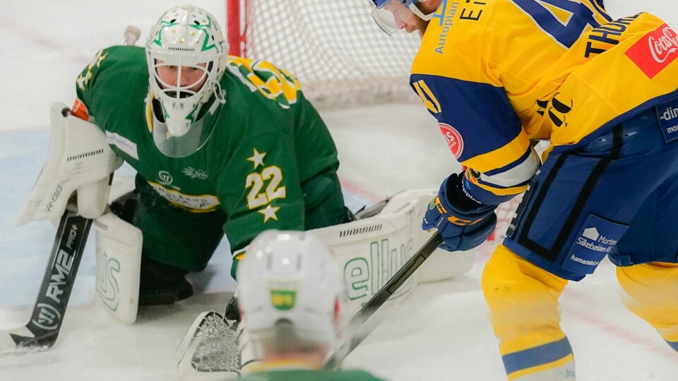 Mitch Gillam (t.v.) i aksjon for Manglerud Star. Nå skal han spille for Vålerenga. Manglerud Stars keeper Mitch Gillam utfordres av Storhamar-veteran Patrick Thoresen i torsdagens eliteseriekamp. Foto: Terje Bendiksby / NTB