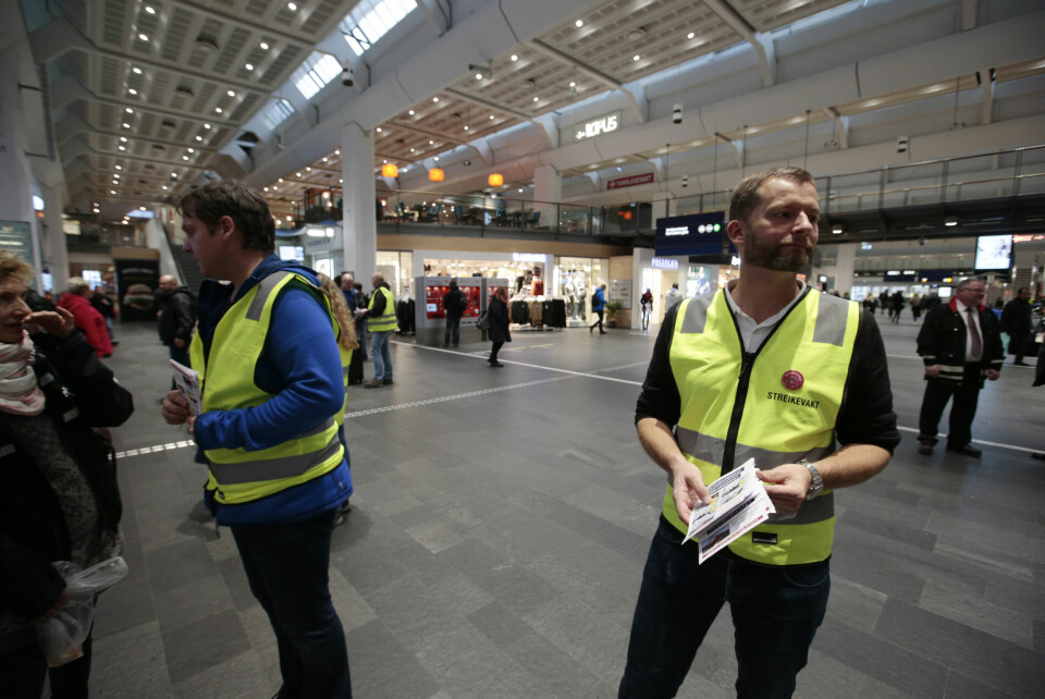 – Togproblemene nå handler om en nedslitt og overbelastet infrastruktur. Det jernbanen ikke trenger, er å skaffe seg andre problemer i tillegg, sier Erling Hobøl, leder i Lokomotivpersonalets Forening Oslo (t. h.), her avbildet under togstreiken i 2016. – Togproblemene nå handler om en nedslitt og overbelastet infrastruktur. Det jernbanen ikke trenger, er å skaffe seg andre problemer i tillegg, sier Erling Hobøl, leder i Lokomotivpersonalets Forening Oslo (t. h.), her avbildet under togstreiken i 2016.