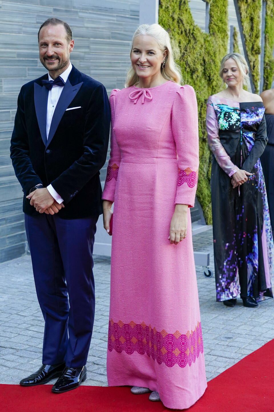 Kronprinsese Mette-Marit har ved flere anledninger brukt kjoler designet av den norske stjernedesigneren Peter Dundas. Nå donerer hun denne rosa kjolen til Nasjonalmuseet. Kronprinsese Mette-Marit har ved flere anledninger brukt kjoler designet av den norske stjernedesigneren Peter Dundas. Nå donerer hun denne rosa kjolen til Nasjonalmuseet.