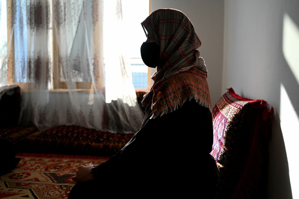 Etter at Taliban igjen tok makta i Kabul og forbød ungdomsjenter å gå på skole, har flere blitt giftet bort, ofte til betydelig eldre menn. Her snakker 16 år gamle Maryam med nyhetsbyrået AFP. 16 år gamle Maryam snakker med nyhetsbyrået AFP.