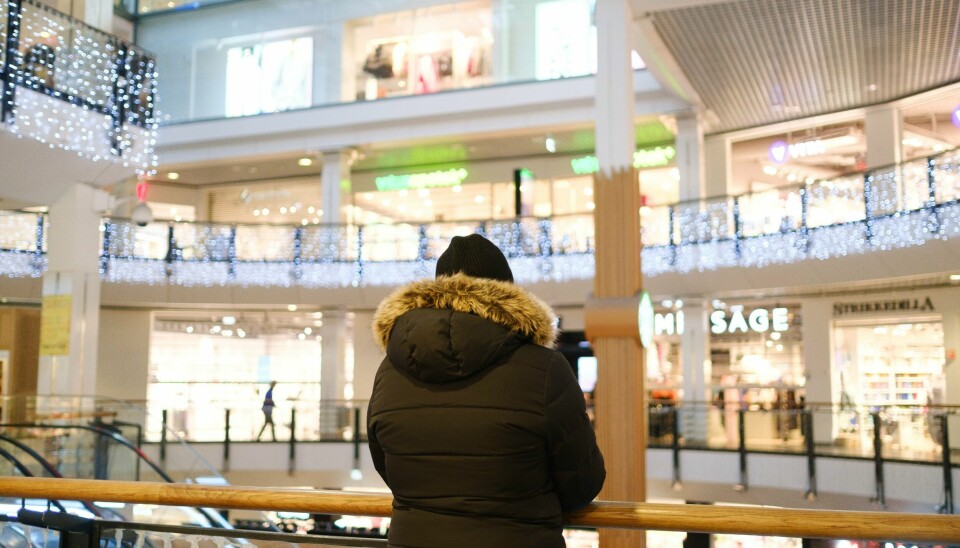 Studenten 'Nina' gleder seg til jul, men fykter å ikke ha råd til mat. Studenten 'Nina' står med ryggen til og ser ut over butikkene på Oslo City.