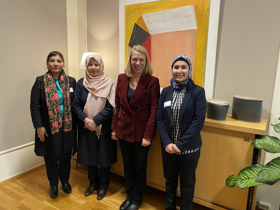 F.v: Horia Mosadiq, Shah Gul Rezaie, Anniken Huitfeldt og Nazifa Jalali sammen på utenriksministerens kontor i Oslo. F.v: Horia Mosadiq, Shah Gul Rezaie, Anniken Huitfeldt og Nazifa Jalali sammen på utenriksministerens kontor i Oslo.