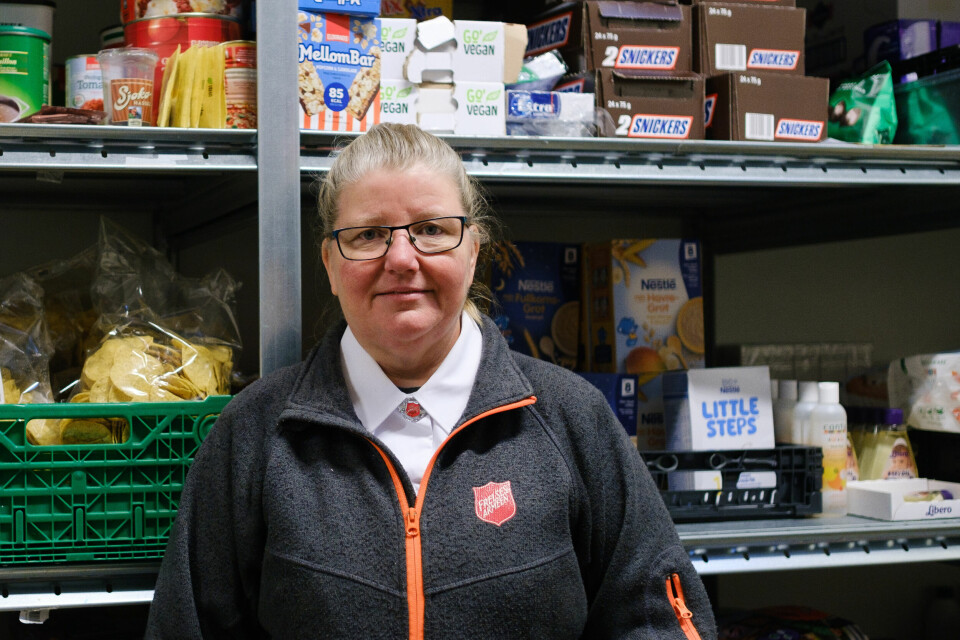 Irene Mathisen varsler om kraftig økt pågang på Frelsesarmeens slumstasjon. Leder Irene Mathisen foran hyllene til Frelsesarmeens slumstasjon på Rodeløkka.