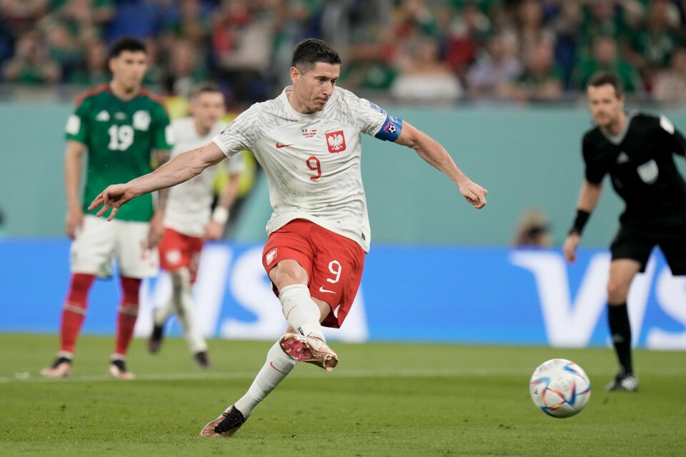 Robert Lewandowski greide ikke å styre inn et straffespark i Polens møte med Mexico i VM-sluttspillet i Qatar. Robert Lewandowski greide ikke å styre inn et straffespark i Polens møte med Mexico i VM-sluttspillet i Qatar. Foto: Moises Castillo / AP / NTB