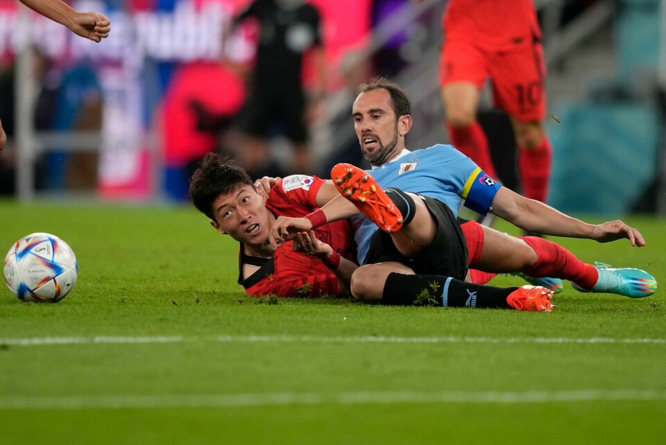 Sør-Koreas Hwang Ui-jo (til venstre) mot Diego Godin og Uruguay under VM-kampen i fotball. Sør-Koreas Hwang Ui-jo (til venstre) mot Diego Godin og Uruguay under VM-kampen i fotball. Foto: Frank Augstein, AP / NTB