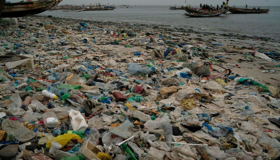 Plastsøppel på en strand ved Senegals hovedstad Dakar tidligere denne måneden. Myndighetene i Senegal nedla forbud mot enkelte plastprodukter i 2020. Det skulle man ikke tro når man ser plastforurensningen på stranda Yarakh utenfor Dakar i Senegal. Plastforsøplingen utgjør et enormt problem her – som i mange andre land rundt om i verden. Foto: Leo Correa / AP / NTB
