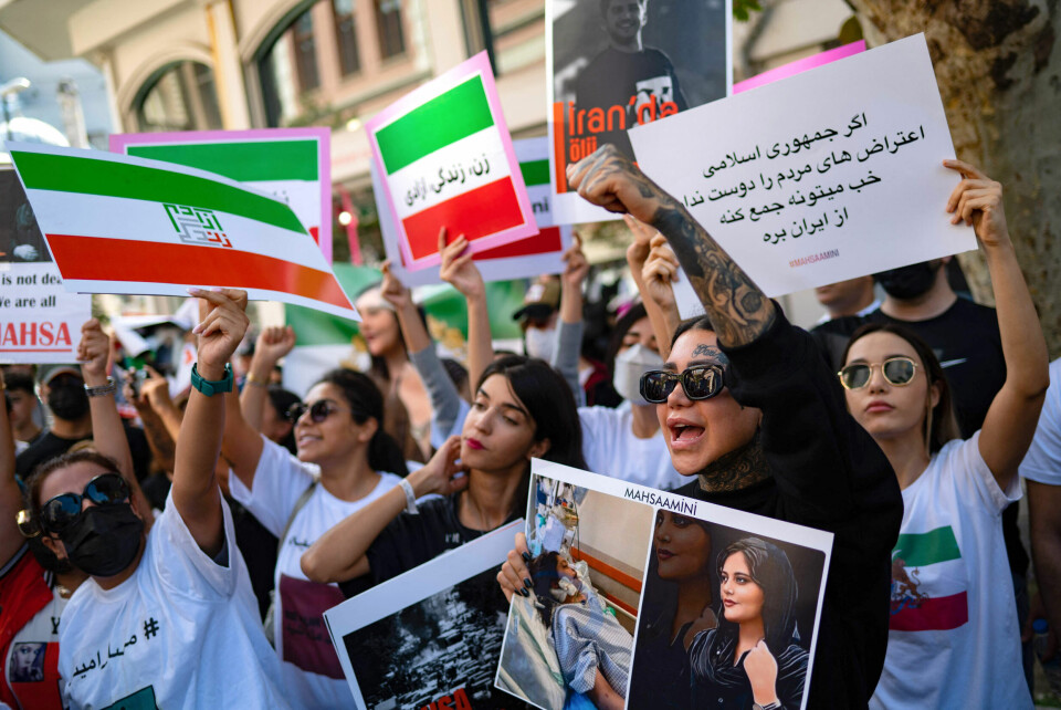 Drapet på Mahsa Amini var dråpen som fikk begeret til å renne over, skriver Mina Torabzadegan. Bildet er fra en demonstrasjon utenfor det iranske konsulatet i Istanbul. Drapet på Mahsa Amini var dråpen som fikk begeret til å renne over, skriver Mina Torabzadegan. Bildet er fra en demonstrasjon utenfor det iranske konsulatet i Istanbul nylig.