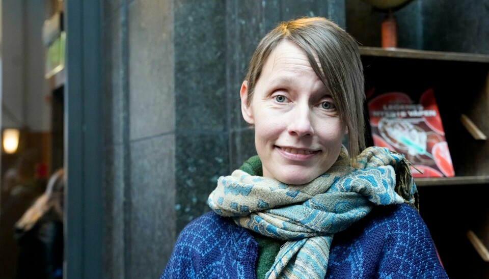 Ingeborg Arvola fikk Brageprisen for «Kniven i ilden». Ingeborg Arvola fikk Brageprisen for «Kniven i ilden».