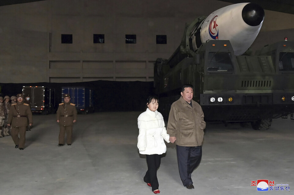 Kim Jong-un hadde med seg datteren på inspeksjon av et missil ved flyplassen i Pyongyang 18. november, ifølge bildet fra Nord-Koreas myndigheter. Kim Jong-un hadde med seg datteren på inspeksjon av et missil ved flyplassen i Pyongyang 18. november, ifølge bildet fra Nord-Koreas myndigheter.