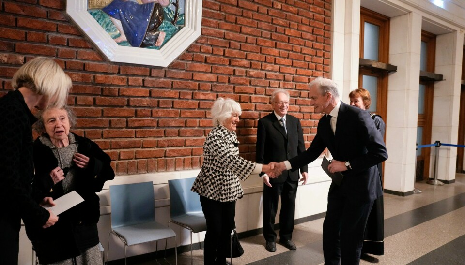 Statsminister Jonas Gahr Støre annkommer minnemarkering for deportasjonen av de norske jødene i Oslo Rådhus torsdag. Statsminister Jonas Gahr Støre og Oslo-ordfører Marianne Borgen hilste på tidsvitnene Gerd Golombek (t.v.), Mona Levin og Leif Grusd i forkant av markeringen. Foto: Javad Parsa / NTB