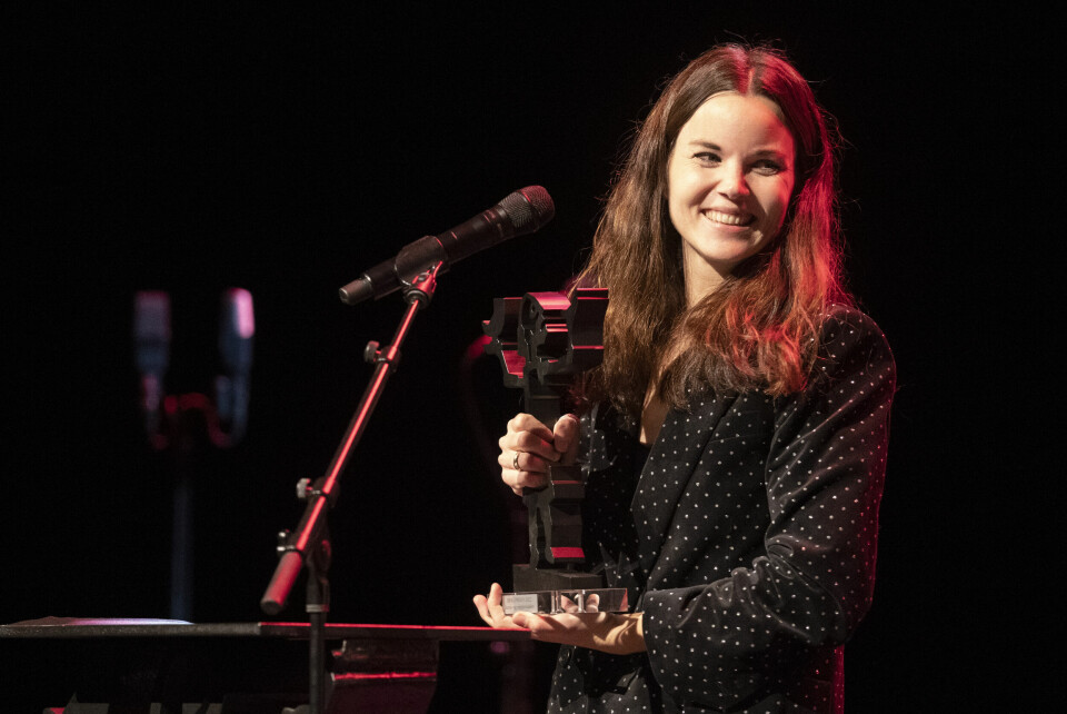 Oslo 20221124. Julia Kahrs med «Familien Brattbakk» fikk Brageprisen 2022i klassen Barne- og ungdomsbøker.Foto: Terje Bendiksby / NTB Julia Kahrs med «Familien Brattbakk» fikk Brageprisen 2022 i klassen Barne- og ungdomsbøker.Foto: Terje Bendiksby / NTB
