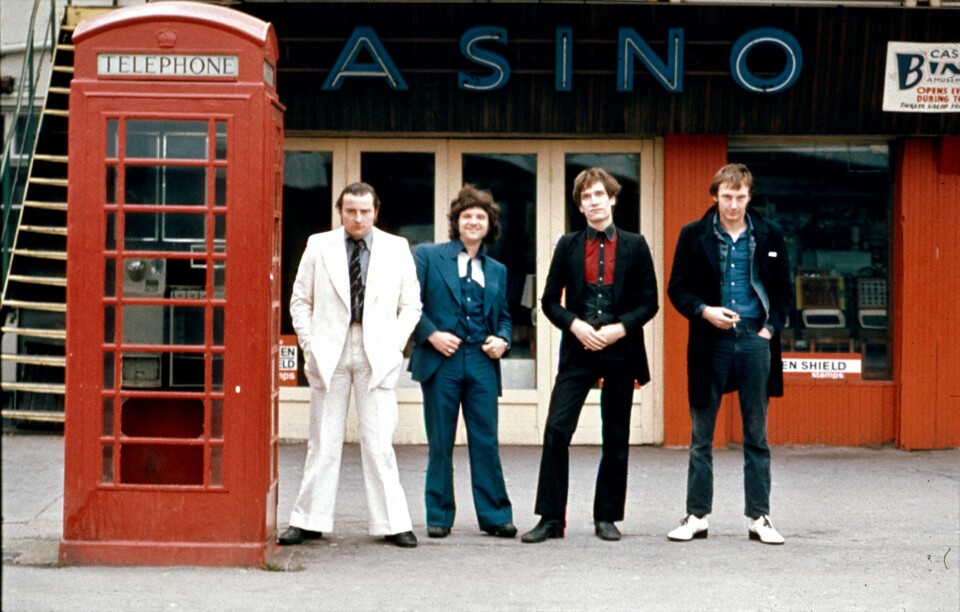 Wilko Johnson (i svart dress) med Dr. Feelgood i storhetstiden midt på 70-tallet. Wilko Johnson (i svart dress) med Dr. Feelgood i storhetstiden midt på 70-tallet.