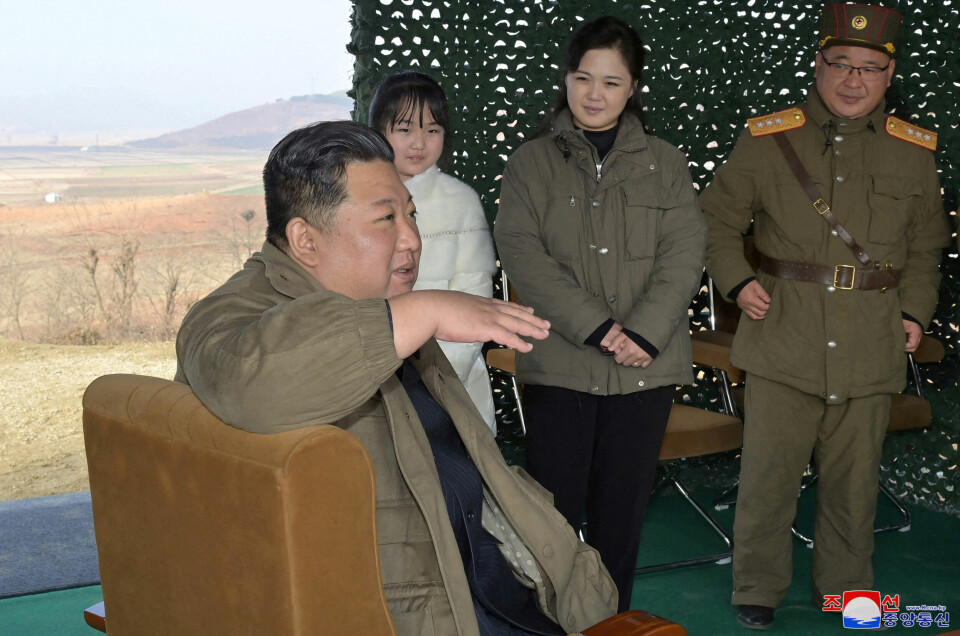 Nord-Koreas leder Kim Jong-un, datteren og kona Ri Sol-ju dagen da landet gjennomførte ny rakettest. Bildet kommer fra Nord-Koreas statlige nyhetsbyrå KCNA. Nord-Koreas leder Kim Jong-un, datteren og kona Ri Sol-ju dagen da landet gjennomførte ny rakettest. Bildet kommer fra Nord-Koreas statlige nyhetsbyrå KCNA.