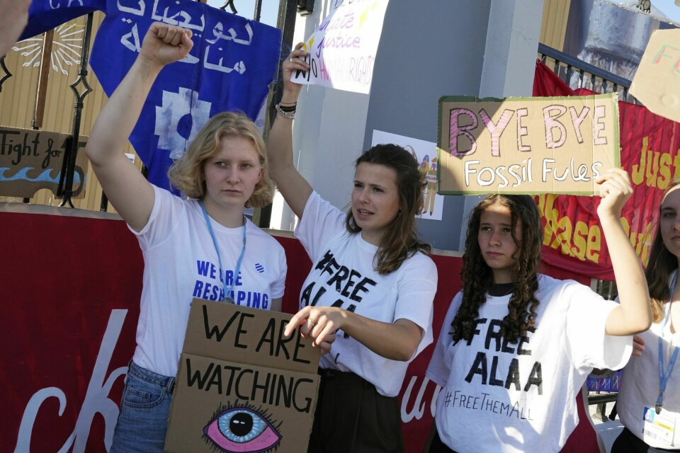 Det ble oppmerksomhet rundt menneskerettssituasjonen i Egypt under klimatoppmøtet i landet nylig. Da var det bl.a. markeringer for frigivelse av den fengslede dissidenten Alaa Abdel-Fattah. Luisa Neubauer, of Germany, center, wears a #FREEALAA shirt for Egypt's jailed leading pro-democracy activist Alaa Abdel-Fattah, at the COP27 U.N. Climate Summit, Friday, Nov. 18, 2022, in Sharm el-Sheikh, Egypt. (AP Photo/Peter Dejong)