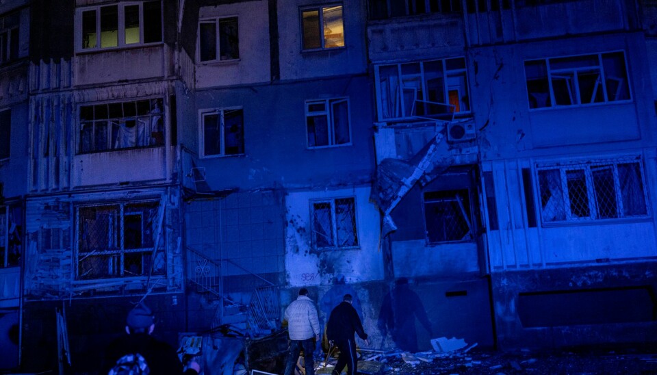 Et ødelagt boligbygg i Kherson etter et russisk angrep torsdag. Et ødelagt boligbygg i Kherson etter et russisk angrep torsdag. Foto: Bernat Amangue / AP / NTB