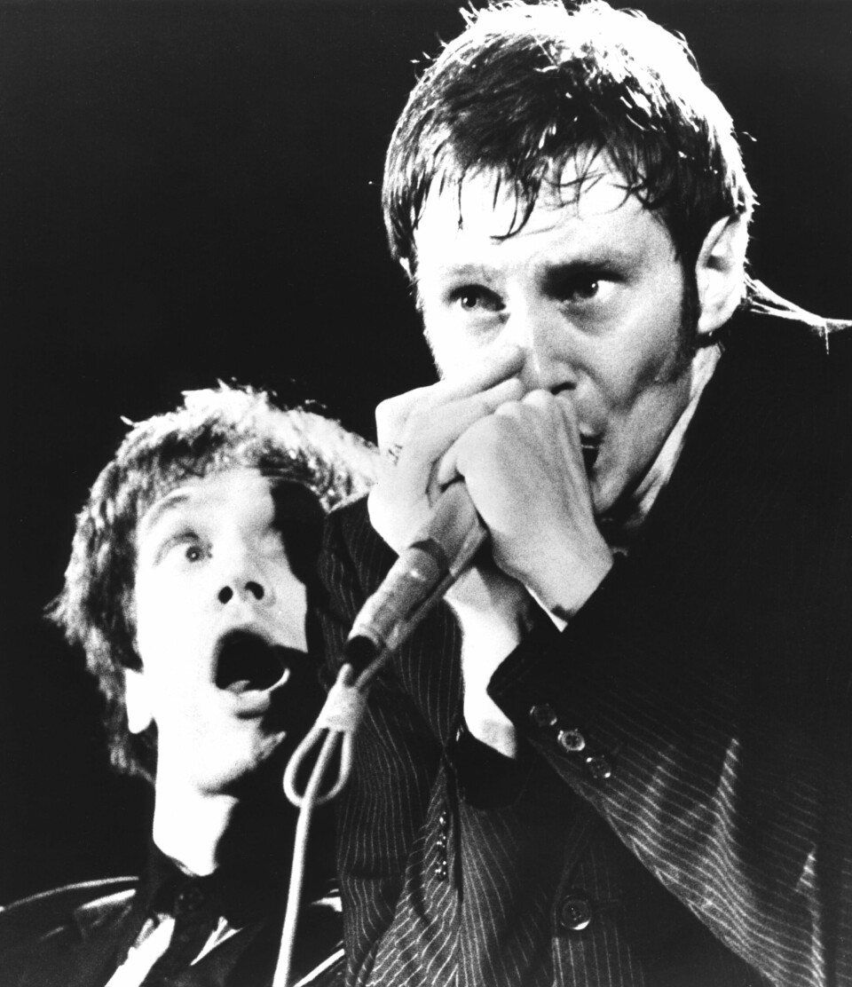 Wilko johnson (t.v.) og Lee Brilleaux i kjent stil på scenen med Dr. Feelgood. Wilko johnson (t.v.) og Lee Brilleaux i kjent stil på scenen med Dr. Feelgood.