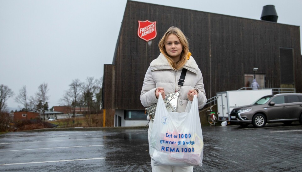 Den ukrainske flyktningen Maria Yuzhakova (13) forklarer at familien hennes kommer for å hente gratis mat hos Frelsesarmeen fordi prisen på mat er så høy i Norge. Den ukrainske flyktningen Maria Yuzhakova (13) forklarer at familien hennes kommer for å hente gratis mat hos Frelsesarmeen fordi prisen på mat er så høy i Norge.