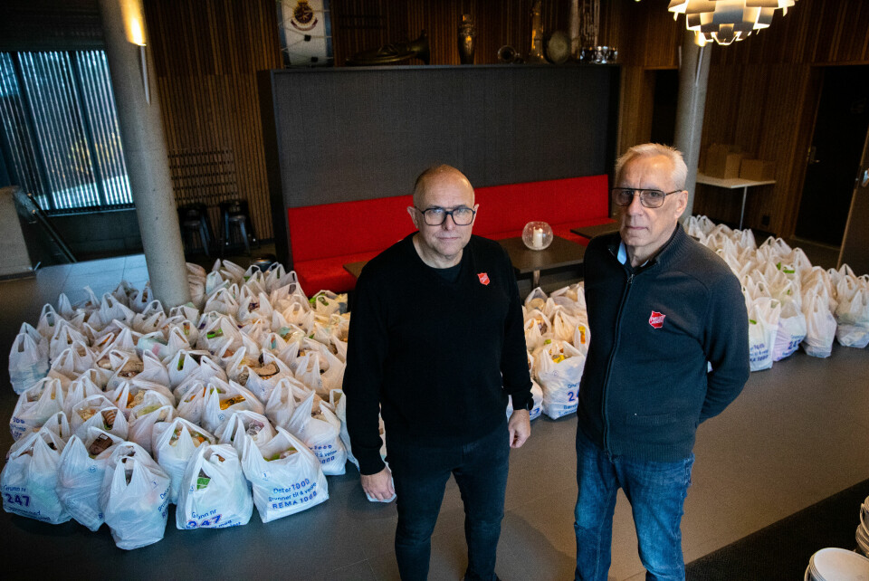 Korpsleder Bjørn Løvdahl (til venstre) og soldat og frivillig Sten Rune Pettersen i Frelsesarmeen delte ut over 300 poser med mat til trengende i Moss onsdag. Korpsleder Bjørn Løvdahl (til venstre) og soldat og frivillig Sten Rune Pettersen i Frelsesarmeen delte ut over 300 poser med mat til trengende i Moss onsdag.