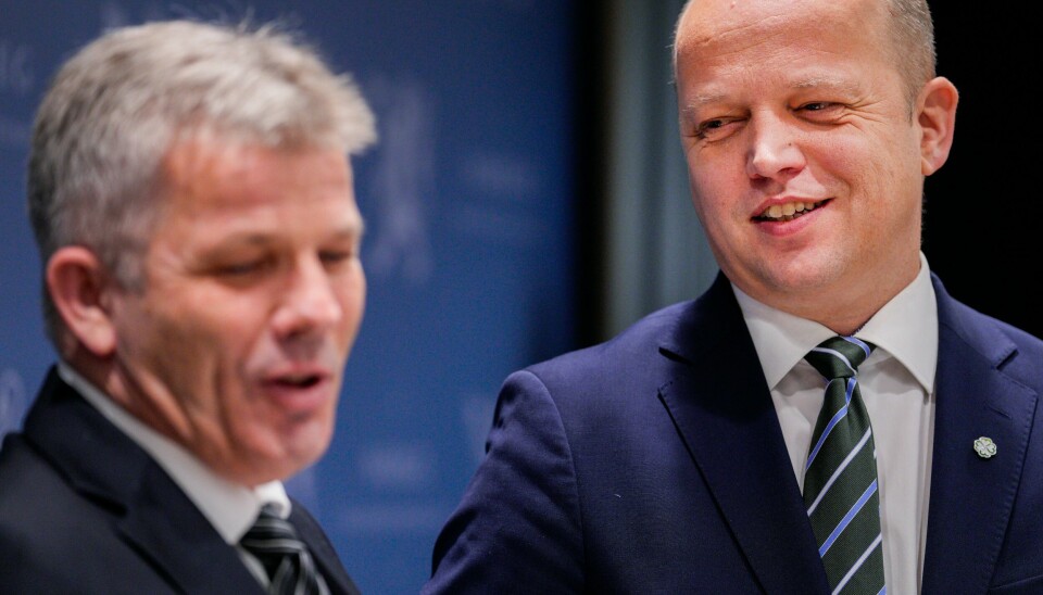 Senterparti-leder Trygve Slagsvold Vedum fronter den omstridte lakseskatten, må forsvare et stramt statsbudsjett og får kritikk får manglende støtte til de som sliter økonomisk. Nå faller oppslutningen til Sp enda et hakk nærmere sperregrensen. Her sammen med fiskeriminister Bjørnar Skjæran (Ap) Finansminister Trygve Slagsvold Vedum (Sp) (t.h.) og fiskeri- og havminister Bjørnar Skjæran (Ap). Foto: Javad Parsa / NTB / NPK