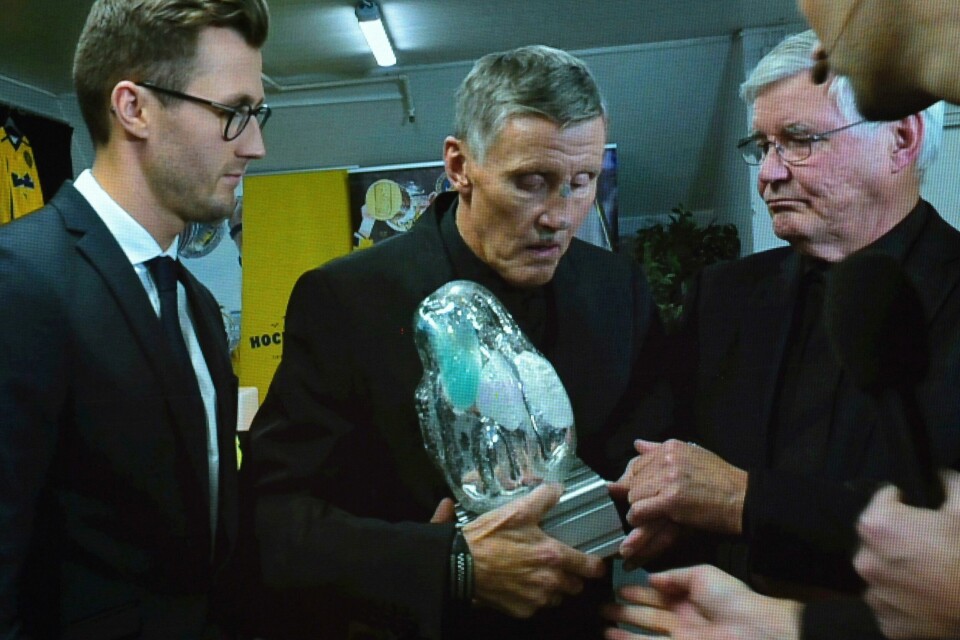 Den svenske ishockeylegenden Börje Salming ble hyllet både i Toronto og Stockholm den siste tiden før han døde av sykdommen ALS. Her får han prisen for tidenes svenske ishockeyøyeblikk. Den svenske ishockeylegenden Börje Salming ble hyllet både i Toronto og Stockholm den siste tiden før han døde av sykdommen ALS. Her får han prisen for tidenes svenske ishockeyøyeblikk. Foto: Janerik Henriksson, TT / NTB