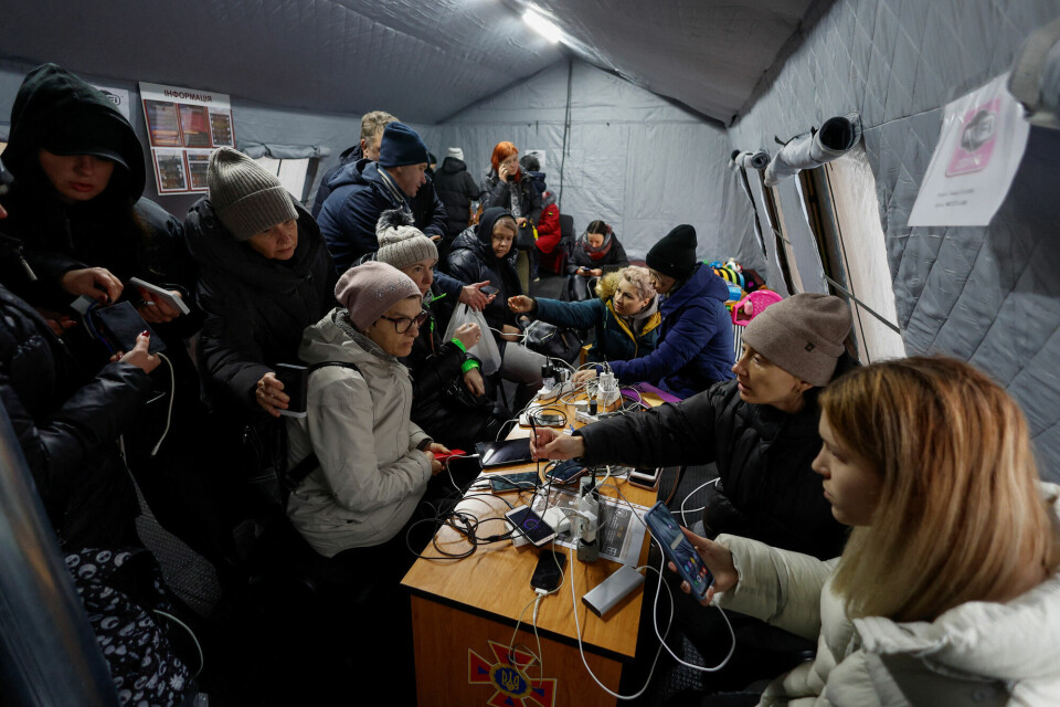 Innbyggere i Kyiv lader mobilene sine i et ressurssenter som er opprettet for å hjelpe innbyggerne når strømmen forsvinner. Over 4.000 slike er opprettet i Ukraina. Innbyggere i Kyiv lader mobilene sine i et ressurssenter som er opprettet for å hjelpe innbyggerne når strømmen forsvinner. Over 4.000 slike er opprettet i Ukraina.