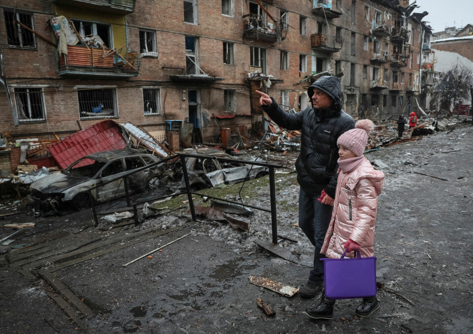 Innbyggere går forbi ødelagte bygninger etter russiske angrep i byen Vysjhorod nær Kyiv. Innbyggere går forbi ødelagte bygninger etter russiske angrep i byen Vysjhorod nær Kyiv.