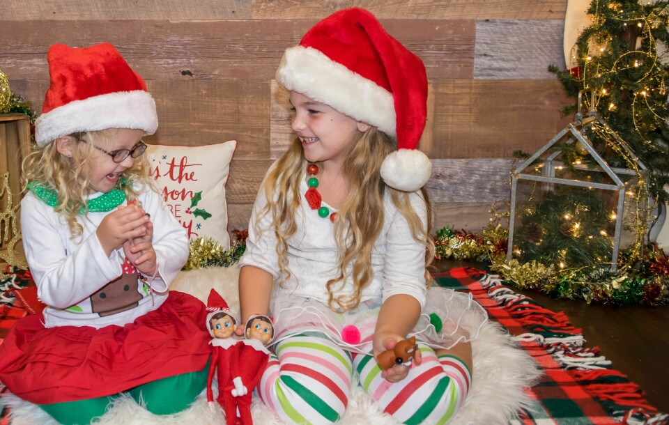 Disse jentene leker med to rampenissefigurer. Rampenissen, som besøker mange norske hjem i adventstida, har sitt utspring i den amerikanske boka «Elf on the shelf» fra 2005. Disse jentene leker med to rampenissefigurer. Rampenissen, som besøker mange norske hjem i adventstida, har sitt utspring i den amerikanske boka «Elf on the shelf» fra 2005.