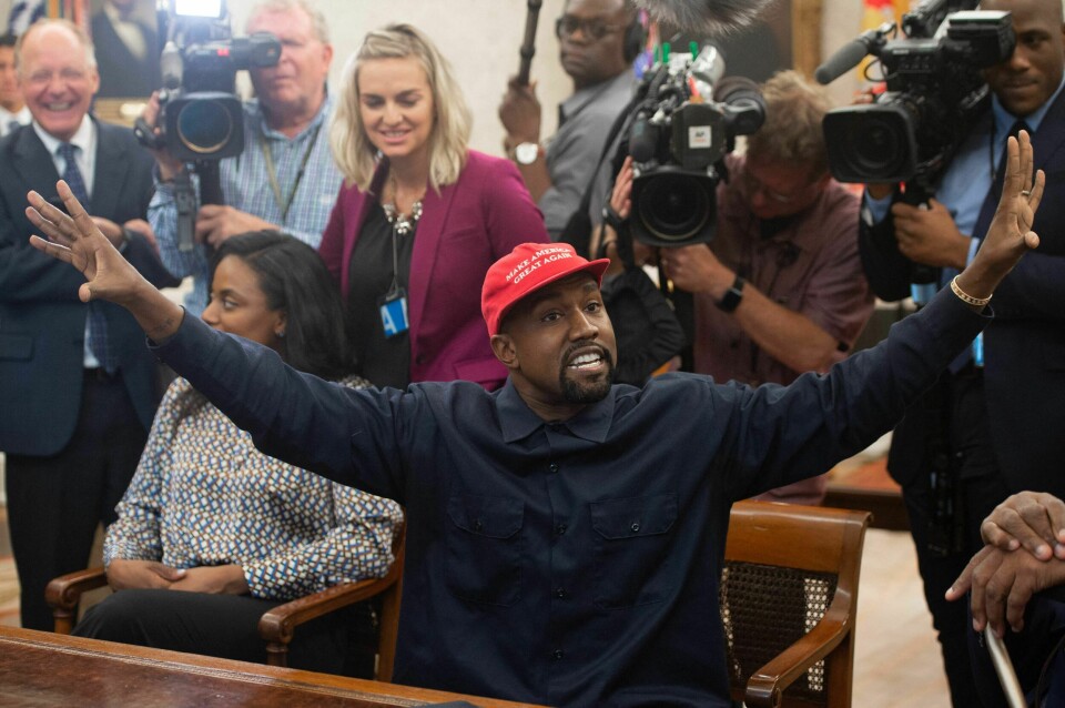 Kanye West skal ha bedt Trump om å bli hans visepresidentkandidat under en middag med holocaust-fornekter Nick Fuentes. På bildet West med rød Trump-caps under et besøk i Det hvite hus i 2018. Kanye West med rød Trump-caps under et besøk i Det hvite hus i 2018.