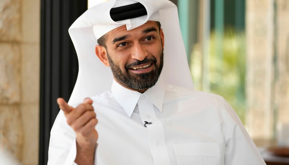VM-sjef Hassan Al Thawadi innrømmet hundrevis av dødsfall under byggingen av Qatar-VM. VM-sjefen Hassan Al-Thawadi sier han ville hatt et problem med bruken av mangefargede kapteinsbind. Foto: Darko Bandic / AP / NTB