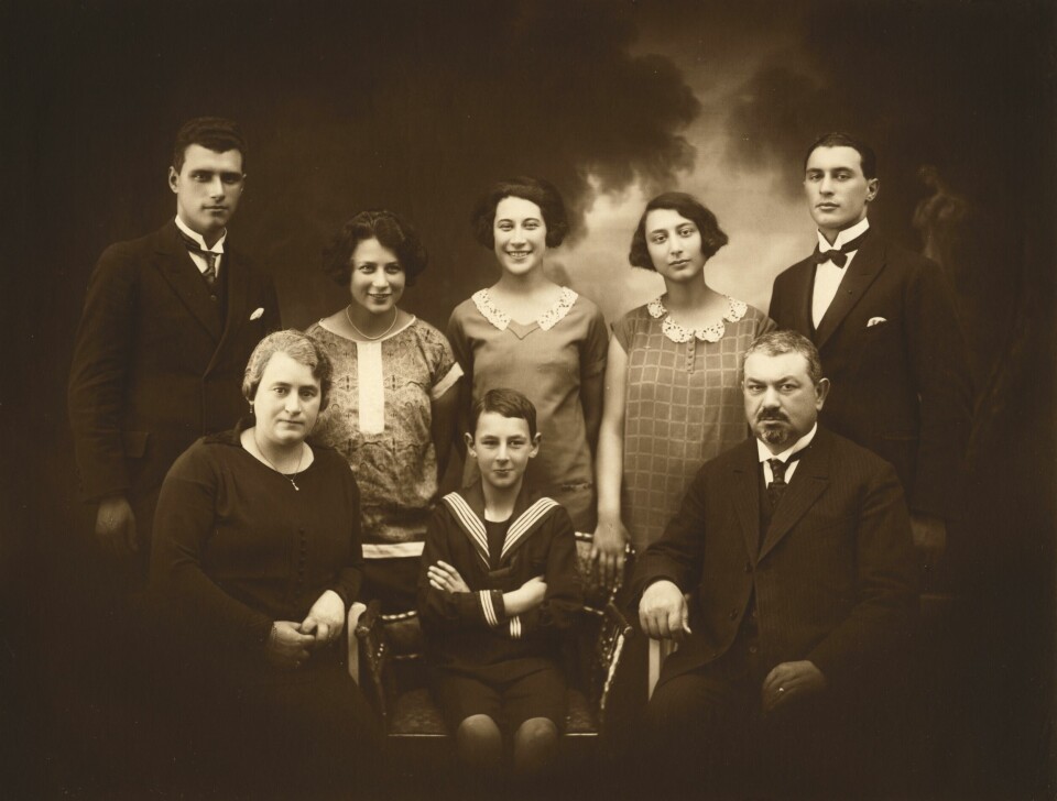 Familien Koritzinsky i 1925. Fra venstre foran mor Ragnhild, bror Alex, far Ruben Koritzinsky. Fra venstre bak Harry Koritzinsky, søsknene Rosa, Hildur, Grete, Charles. Familien Koritzinsky i 1925. Fra venstre foran mor Ragnhild, bror Alex, far Ruben Koritzinsky. Fra venstre bak Harry Koritzinsky, søsknene Rosa, Hildur, Grete, Charles. Foto: Atelier Schwartzmann, Harry Meyer Koritzinskys privatarkiv, Oslo byarkiv