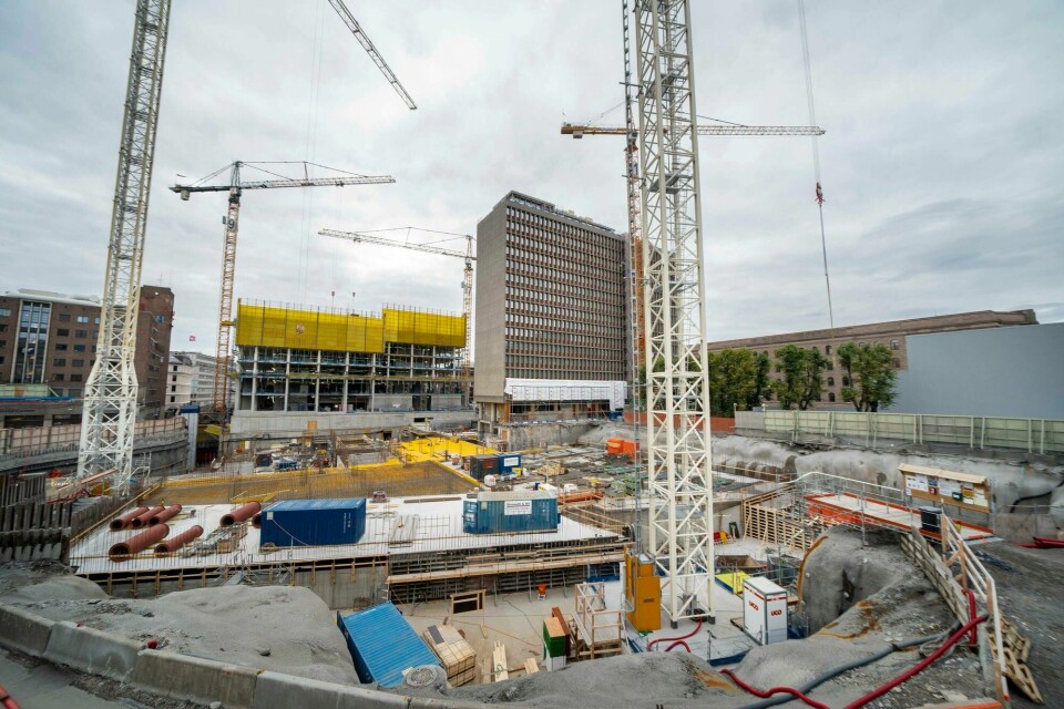 Det nye regjeringskvartalet er nå beregnet til å koste nesten 50 milliarder kroner. Regjeringen nekter å spare 3 milliarder på å stenge Hammersborg-tunnelen, som Oslo kommune ønsker. Det nye regjeringskvartalet er nå beregnet til å koste nesten 50 milliarder kroner. Regjeringen nekter å spare 3 milliarder på å stenge Hammersborg-tunnelen, som Oslo kommune ønsker.