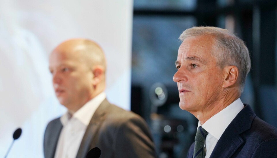 Finansminister Trygve Slagsvold Vedum (Sp) og statsminister Jonas Gahr Støre (Ap) har måttet tåle en rekke dårlige meningsmålinger de siste ukene. November viste en samlet oppslutning på 23,7 prosent for de to regjeringspartiene. Finansminister Trygve Slagsvold Vedum (Sp) (t.v.) og statsminister Jonas Gahr Støre (Ap) la fram forslag om trekk i tilskuddene til kraftkommuner på en pressekonferanse på Blaafarveværket. Foto: Terje Bendiksby / NTB