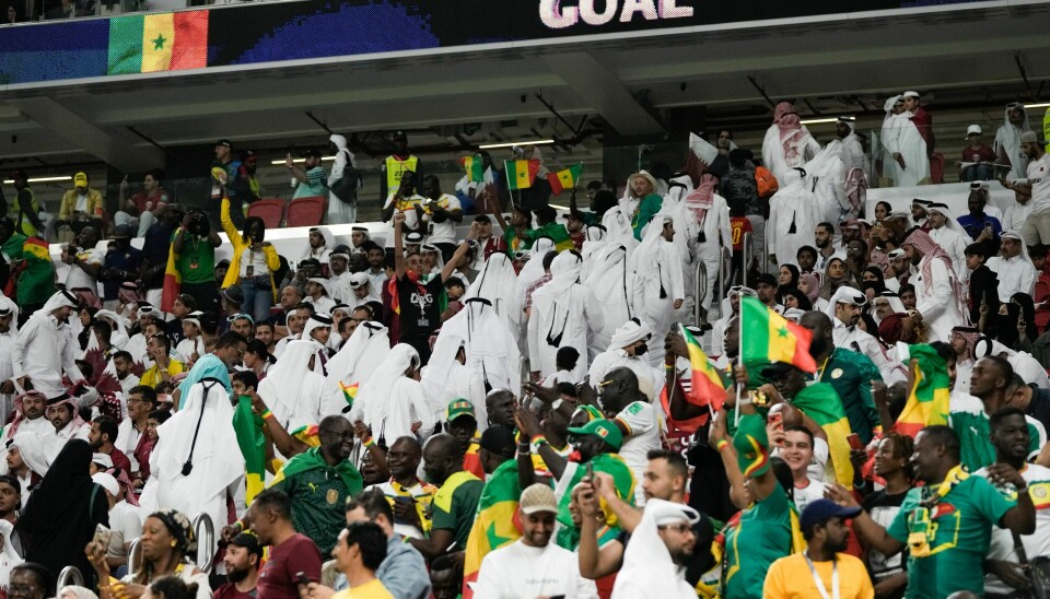 Qatars eget publikum fortlater Al Thumama Stadium i Doha i pausen i åpningskampen. Qatars eget publikum fortlater Al Thumama Stadium i Doha i pausen i åpningskampen.
