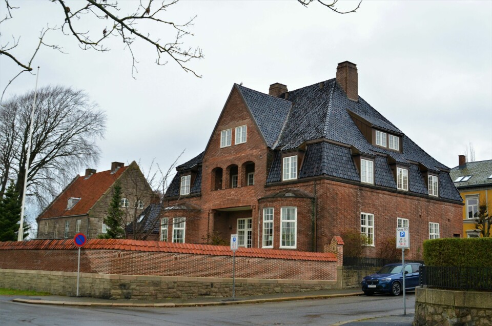 Eiendommen fra 1918 i Bjarne Aas gate 7, har både vært herskapsbolig for plankebaronen «Capjon» og fungert som politistasjon. Fortsatt er det fire fengselsceller i kjelleren. Eiendommen fra 1918 i Bjarne Aas gate 7, har både vært herskapsbolig for plankebaronen «Capjon» og fungert som politistasjon. Fortsatt er det fire fengselsceller i kjelleren.