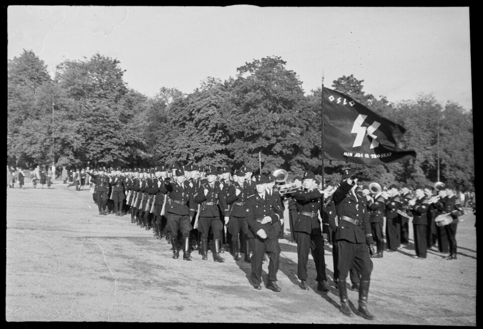 Hirden, NS-partiets militære organisasjon, var aktive pådrivere for antisemittisk hets og vold, og deltok i arrestasjonene og deportasjonen 26. november 1942. Bildet viser en hirdoppmarsj på Slottsplassen 25. september 1944 med Den norske legion. Hirden, NS-partiets militære organisasjon, var aktive pådrivere for antisemittisk hets og vold, og deltok i arrestasjonene og deportasjonen 26. november 1942. Bildet viser en hirdoppmarsj på Slottsplassen 25. september 1944 med Den norske legion. Foto: NTBs krigsarkiv/ Riksarkivet