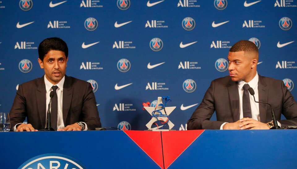 PSG-eier Nasser al-Khelaifi er frustrert over all kritikken som kommer mot hans hjemland i forbindelse med fotball-VM i Qatar. Her på en pressekonferanse med Kylian Mbappe. Kylian Mbappé møtte mandag pressen sammen med PSG-president Nasser al-Khelaifi. I helgen ble Mbappés kontrakt forlenget til 2025. Foto: Michel Spingler / AP / NTB