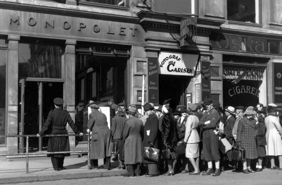 Vinmonopolet fyller 100 år i 2022. Her fra en polkø utenfor et vinmonopol i Oslo i 1946. Politiet passer på og ordner køen. Vinmonopolet fyller 100 år i 2022. Her fra en polkø utenfor et vinmonopol i Oslo i 1946. Politiet passer på og ordner køen.