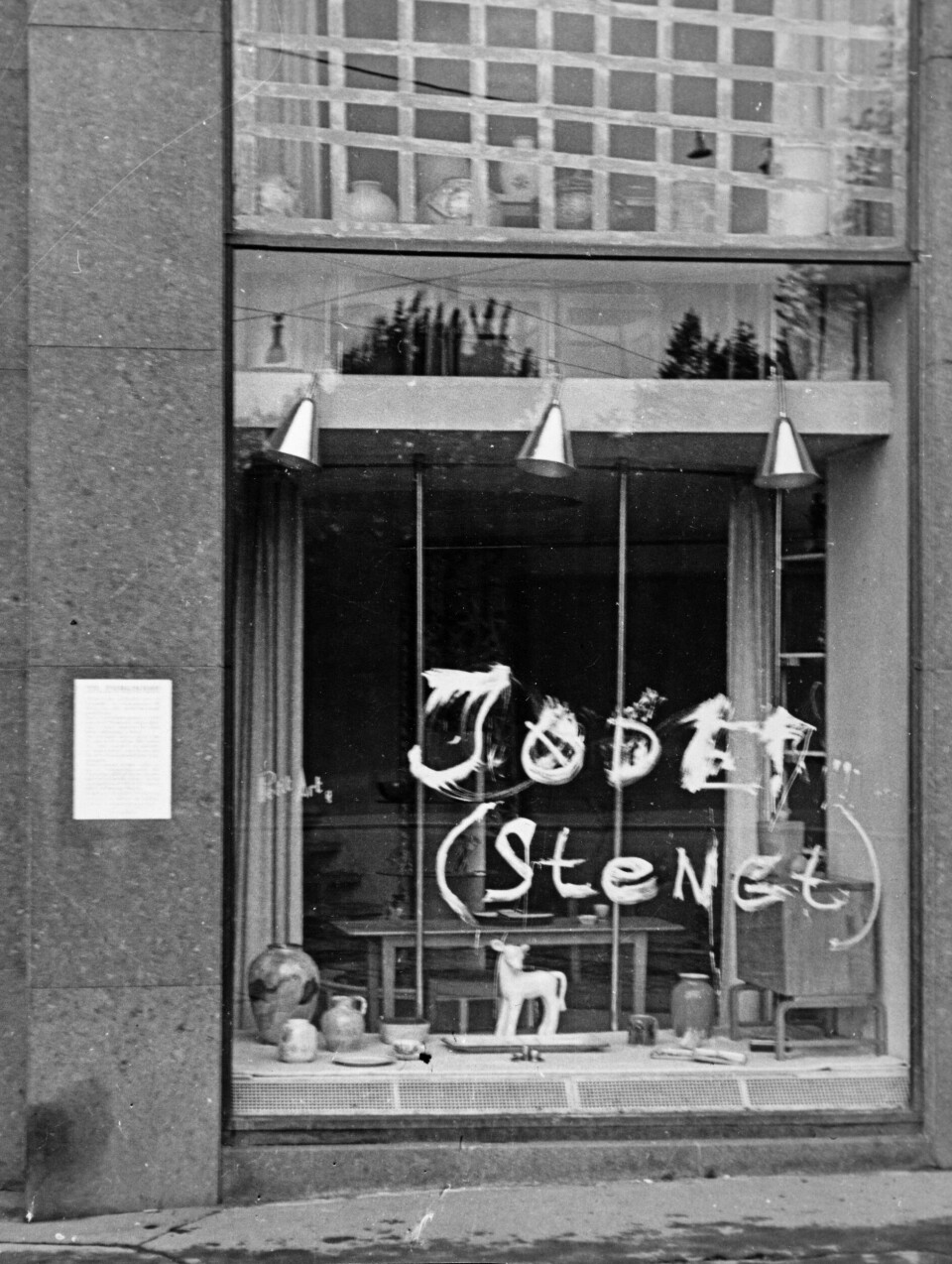 Med Lov om inndragning av jødisk eiendom startet den økonomiske likvidasjonen av jødisk eiendom. Antisemittiske slagord «JØDE (stengt)» malt på en forretning i Oslo, mulig mars 1941. Med Lov om inndragning av jødisk eiendom startet den økonomiske likvidasjonen av jødisk eiendom. Antisemittiske slagord «JØDE (stengt)» malt på en forretning i Oslo, mulig mars 1941. Foto: Arbeiderbladet/ Arbeiderbevegelsens arkiv og bibliotek 0021749