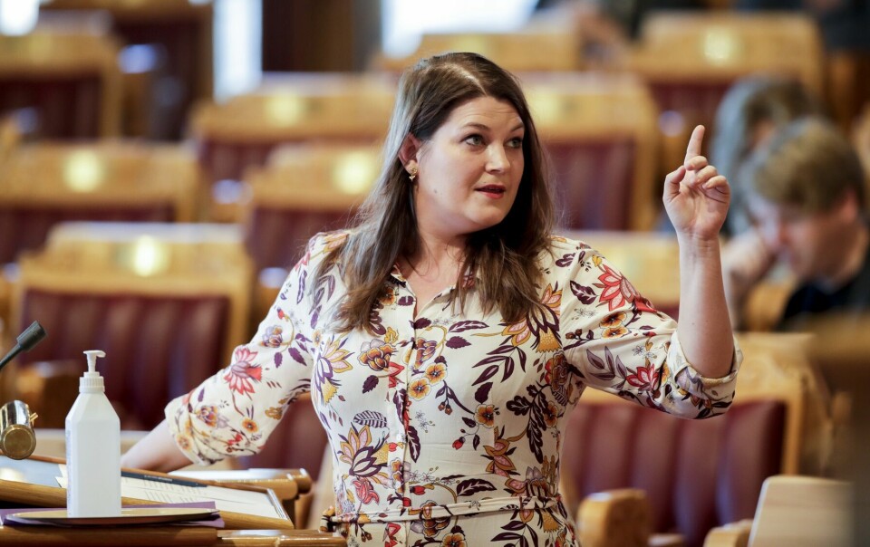 Cecilie Myrseth (Ap) sier politikerne vil følge med på sykehuskuttene. Cecilie Myrseth (Ap) i den muntlig spørretime på stortinget.Foto: Vidar Ruud / NTB