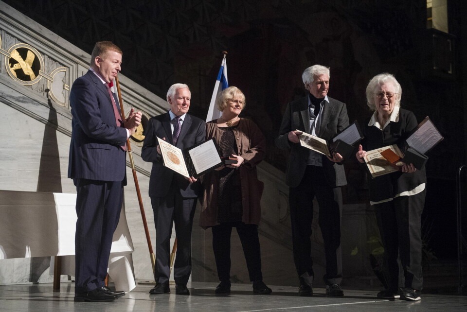 Israels ambassadør til Norge, Raphael Schutz, tildeler æresmedaljen og tittelen «Rettferdige blant nasjonene» (Righteous Among the Nations) posthumt til Alf T. Pettersen, Gerd Pettersen, Reidar Larsen og Rolf Syversen i Oslo rådhus. De får utmerkelsen for å ha reddet livet til flere hundre norske jøder under annen verdenskrig. Fra v. Jon Elling Whist, An-Magritt Munkeby, Øyvind Syversen Aasheim og Reidun Klemmetsen mottar medaljene på vegne av sine foreldre. Foto: Jon Olav Nesvold / NTB
