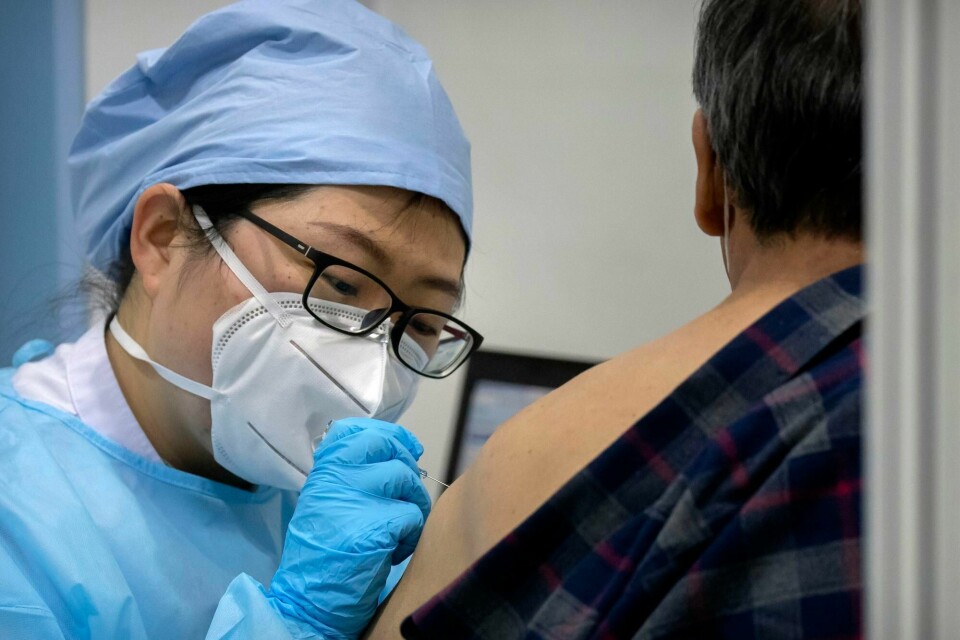 Nå skal flere eldre vaksineres i Kina. Mange kinesere er vaksinert, men andel blant de eldre er relativt lav. Her fra et vaksinesenter i Beijing i januar 2021. Nå skal flere eldre vaksineres i Kina. Mange kinesere er vaksinert, men andel blant de eldre er relativt lav. Her fra et vaksinesenter i Beijing i januar 2021.