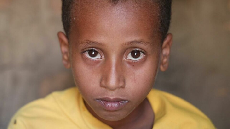 – Det er vanskelig å leve uten ett bein. Jeg kan ikke leke med vennene mine, så jeg sitter inne med lekene mine, sier Zaid. Zaid (9) mistet beinet krigen i Jemen.